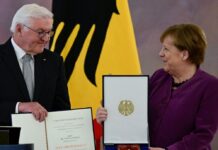 Als erste Frau erhielt Angela Merkel das "Großkreuz des Verdienstordens der Bundesrepublik Deutschland in besonderer Ausführung".
