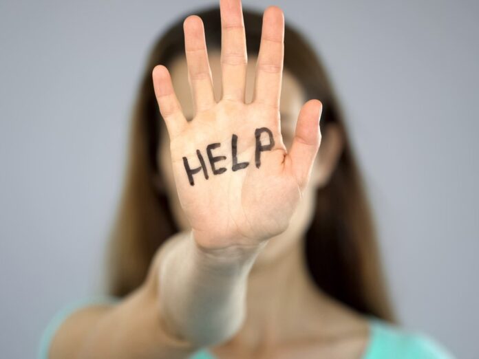Mit diskreten Handzeichen und Codewörtern können sich von Belästigung Betroffene in Gefahrensituationen Hilfe suchen.