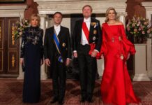 Neben dem französischen Präsidentenpaar und ihrem Mann sticht Königin Máxima in einem scharlachroten Kleid hervor.