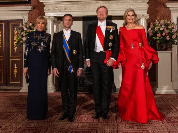 Neben dem französischen Präsidentenpaar und ihrem Mann sticht Königin Máxima in einem scharlachroten Kleid hervor.