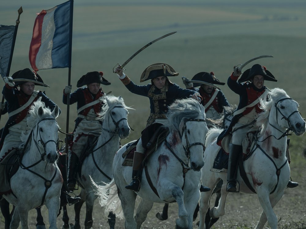 Joaquin Phoenix (Mitte) als "Napoleon" im Kreise seiner Männer.
