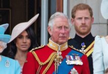 Charles mit Harry und Maghan auf dem Balkon des Buckingham Palastes