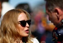 Kylie Minogue im Gespräch mit Red-Bull-Racing-Teamchef Christian Horner.