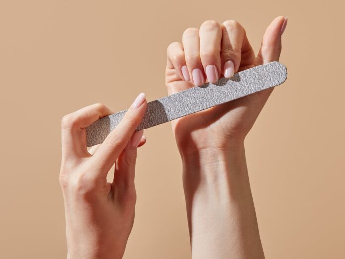 Naked Nails sind 2023 einer der größten Beauty-Trends in Sachen Nagelpflege.