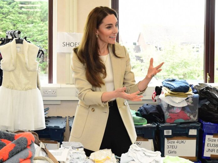 Prinzessin Kate bei Gesprächen mit den freiwilligen Helferinnen von The Baby Bank.