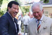 Lionel Richie (l.) und der damalige Prinz Charles 2019 bei einem Charity-Event in Barbados.