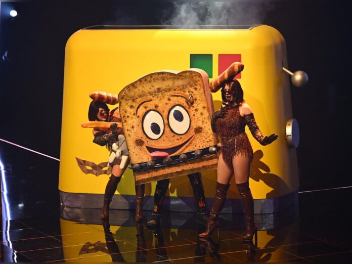 Der Toast sorgte für gute Laune in der Kostüm-Show. Doch die fröhliche Brotscheibe musste die Hüllen fallen lassen und eine beliebte TV-Moderatorin kam zum Vorschein.