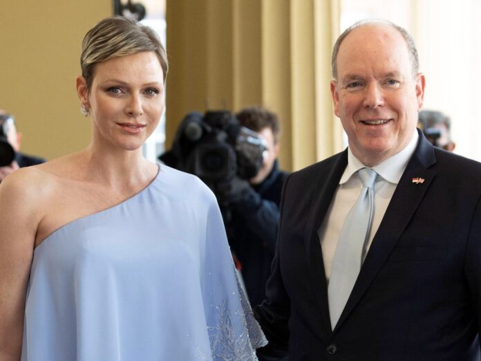 Fürstin Charlène und Fürst Albert II. von Monaco kurz vor der Krönung bei einem Empfang im Buckingham Palast.