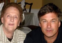 Alec Baldwin mit seiner Mutter Carol im Jahr 2004.