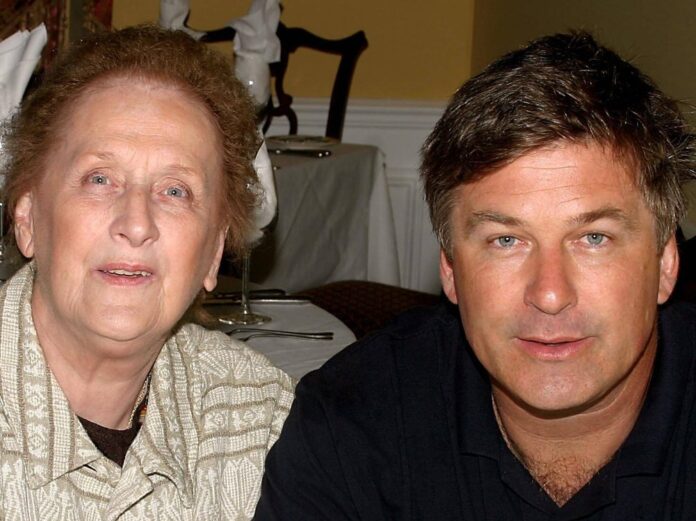 Alec Baldwin mit seiner Mutter Carol im Jahr 2004.