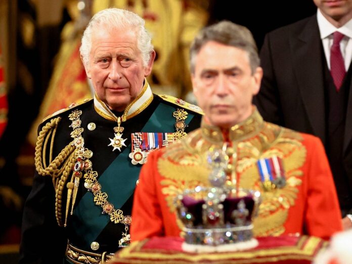 König Charles - damals noch Prince of Wales - schritt im Mai 2022 hinter der Imperial State Crown als Vertreter der Queen zur Parlamentseröffnung.