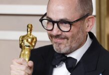 Edward Berger mit einem der vier Oscars für "Im Westen nichts Neues".