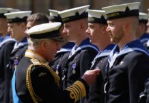 König Charles III. ehrt Matrosen der Royal Navy für ihren Einsatz.