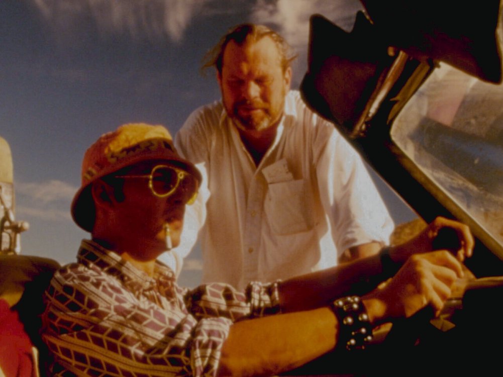 Johnny Depp (l.) mit Regisseur Terry Gilliam hinter den Kulissen von "Fear and Loathing in Las Vegas".