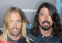 Foo Fighters-Chef Dave Grohl (r.) holte Taylor Hawkins' (l.) Sohn Shane (nicht abgebildet) für einen Song auf die Bühne.