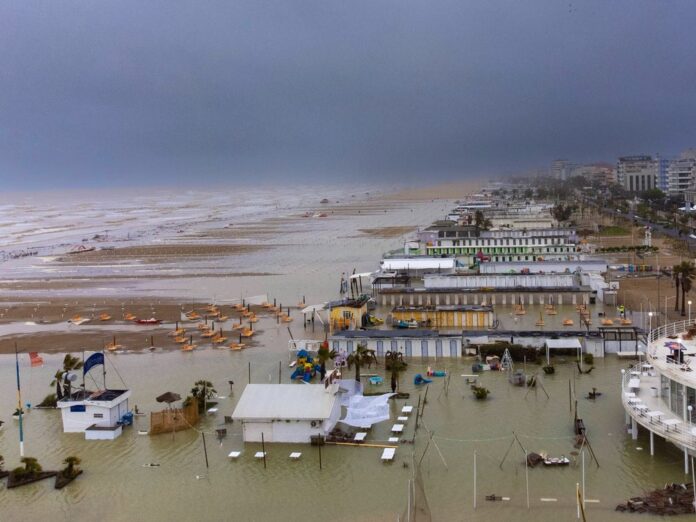 Der Strand des beliebten Ferienorts Rimini steht nach schweren Unwettern unter Wasser.