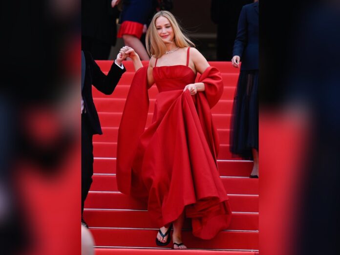 Jennifer Lawrence mit Abendkleid und Flip-Flops auf dem roten Teppich in Cannes.