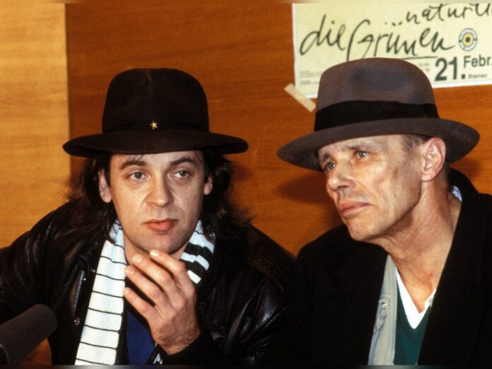 Udo Lindenberg und Joseph Beuys auf einer politischen Veranstaltung Anfang der 1980er-Jahre.