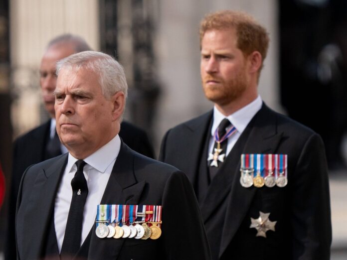 Prinz Andrew (l.) und Prinz Harry sind nicht auf dem neuen Familienporträt zu sehen.
