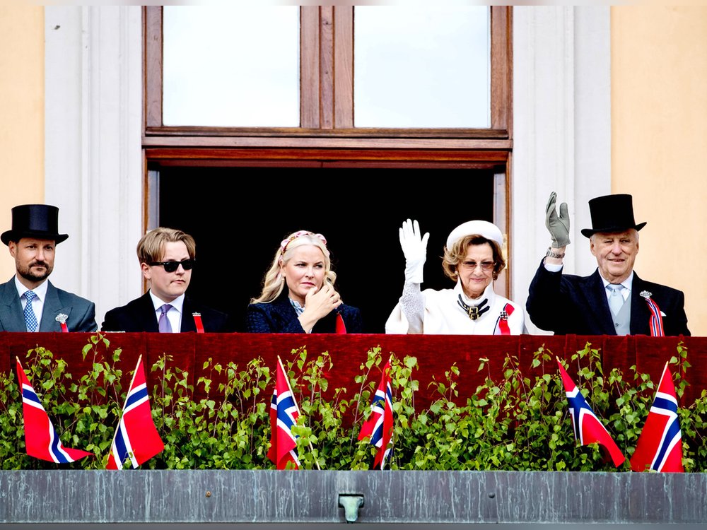 Norwegens König Harald (re.) winkte vom Palastbalkon.