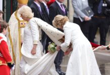 Königin Camilla (l.) trug ihren Krönungsstrauß nicht selbst.