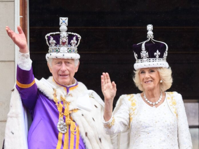 König Charles III. mit seiner Frau Camilla nach der Krönung am 6. Mai.