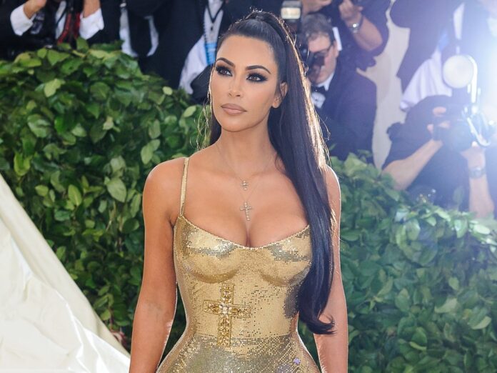 Trotz Reichtum und Mega-Karriere fühlt sich Kim Kardashian als alleinerziehende Mutter von vier Kindern manchmal überfordert.
