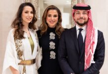 Königin Rania (Mitte) mit ihrem ältesten Sohn Hussein und dessen künftiger Ehefrau Rajwa am Tag der Verlobung. Das Paar heiratet am 1. Juni.