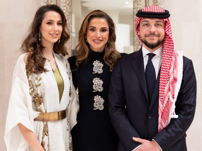 Königin Rania (Mitte) mit ihrem ältesten Sohn Hussein und dessen künftiger Ehefrau Rajwa am Tag der Verlobung. Das Paar heiratet am 1. Juni.