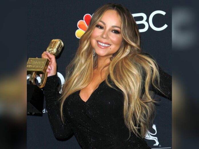 Mariah Carey mit ihrer Auszeichnung bei den Billboard Music Awards im Jahr 2019.