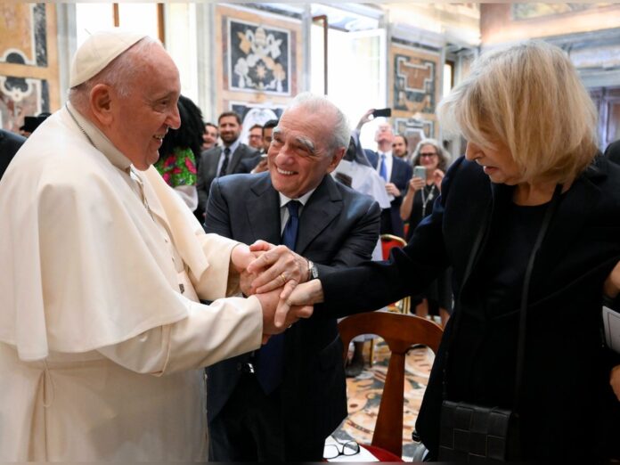 Martin Scorsese (Mitte) mit seiner Ehefrau bei der Begegnung mit dem Papst.