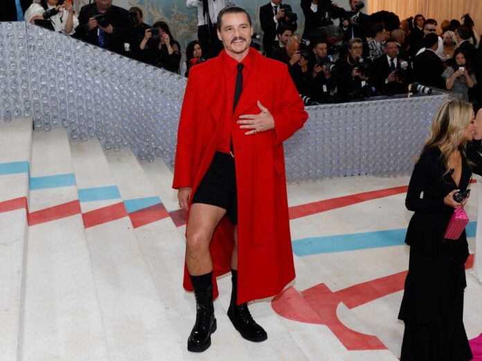 Serien-Star Pedro Pascal zeigt mit seinem Outfit von Valentino auf der Met Gala 2023 Bein.