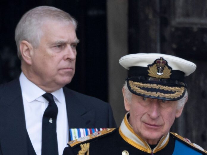 Prinz Andrew und König Charles sind sich angeblich nicht einig