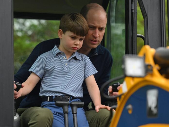 Prinz Louis wirkt beim Baggerfahren an der Seite seines Vaters Prinz William etwas skeptisch.