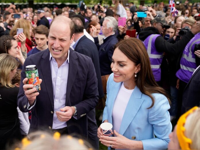 Prinz William wurde ein Bier überreicht.