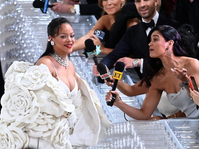 Rihanna (l.) plaudert auf der Met Gala aus dem Nähkästchen.