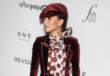 Accessoire mit Glamour-Potential: Sängerin Zendaya trägt den angesagten Skinny Scarf.