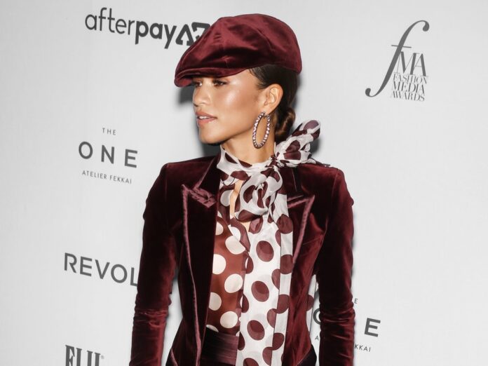 Accessoire mit Glamour-Potential: Sängerin Zendaya trägt den angesagten Skinny Scarf.