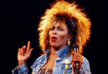 Tina Turner rockt im Jahr 1985 auf der Bühne.