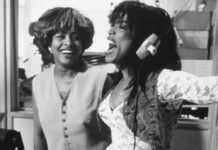 Tina Turner und Angela Bassett im Studio.