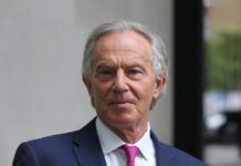 Ritter des Hosenbandordens: Sir Tony Blair.