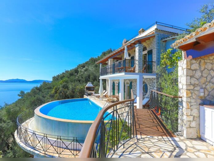 Auch dieses Ferienhaus auf der Insel Korfu gehört zu den Ferienhäusern des Jahres 2023.