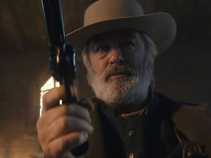 Alec Baldwin mit einer Requisiten-Waffe am Set seines Westerns 