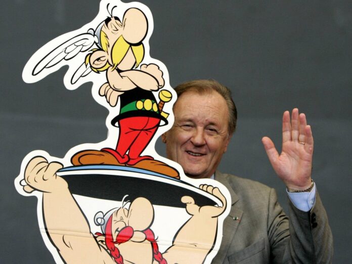 Albert Uderzo mit seinen Figuren Asterix und Obelix im Jahr 2005.
