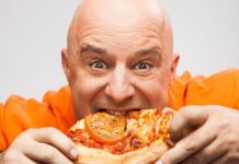 Detlef Steves beißt genüsslich in eine Pizza: Der Reality-TV-Star war viele Jahre übergewichtig. Jetzt hat er neun Wochen lang streng Diät gemacht.