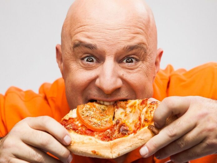Detlef Steves beißt genüsslich in eine Pizza: Der Reality-TV-Star war viele Jahre übergewichtig. Jetzt hat er neun Wochen lang streng Diät gemacht.