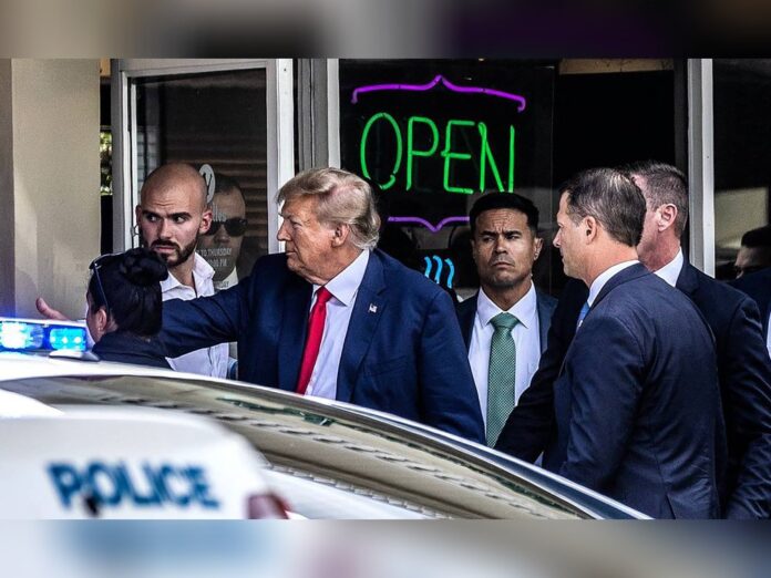 Ex-Präsident Trump vor dem kubanischen Restaurant 
