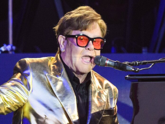 Im Goldjacket: Elton John verabschiedet sich von seinen englischen Fans.