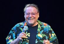 Seine bunten Hawaiihemden wurden zu seinem Markenzeichen. In den 80er-Jahren startete Jürgen von der Lippe seine Fernsehkarriere. Er erhielt zwei Grimme-Preise und den Ehrenpreis der Stifter des Deutschen Fernsehpreises.