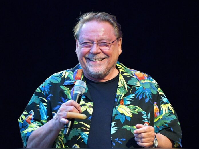 Seine bunten Hawaiihemden wurden zu seinem Markenzeichen. In den 80er-Jahren startete Jürgen von der Lippe seine Fernsehkarriere. Er erhielt zwei Grimme-Preise und den Ehrenpreis der Stifter des Deutschen Fernsehpreises.